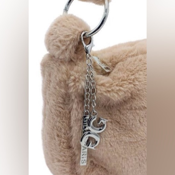 Cozy Chic: Gilda Paris Beige Faux Fur Handbag with Luxe Charm Details - Picture 4 of 4
